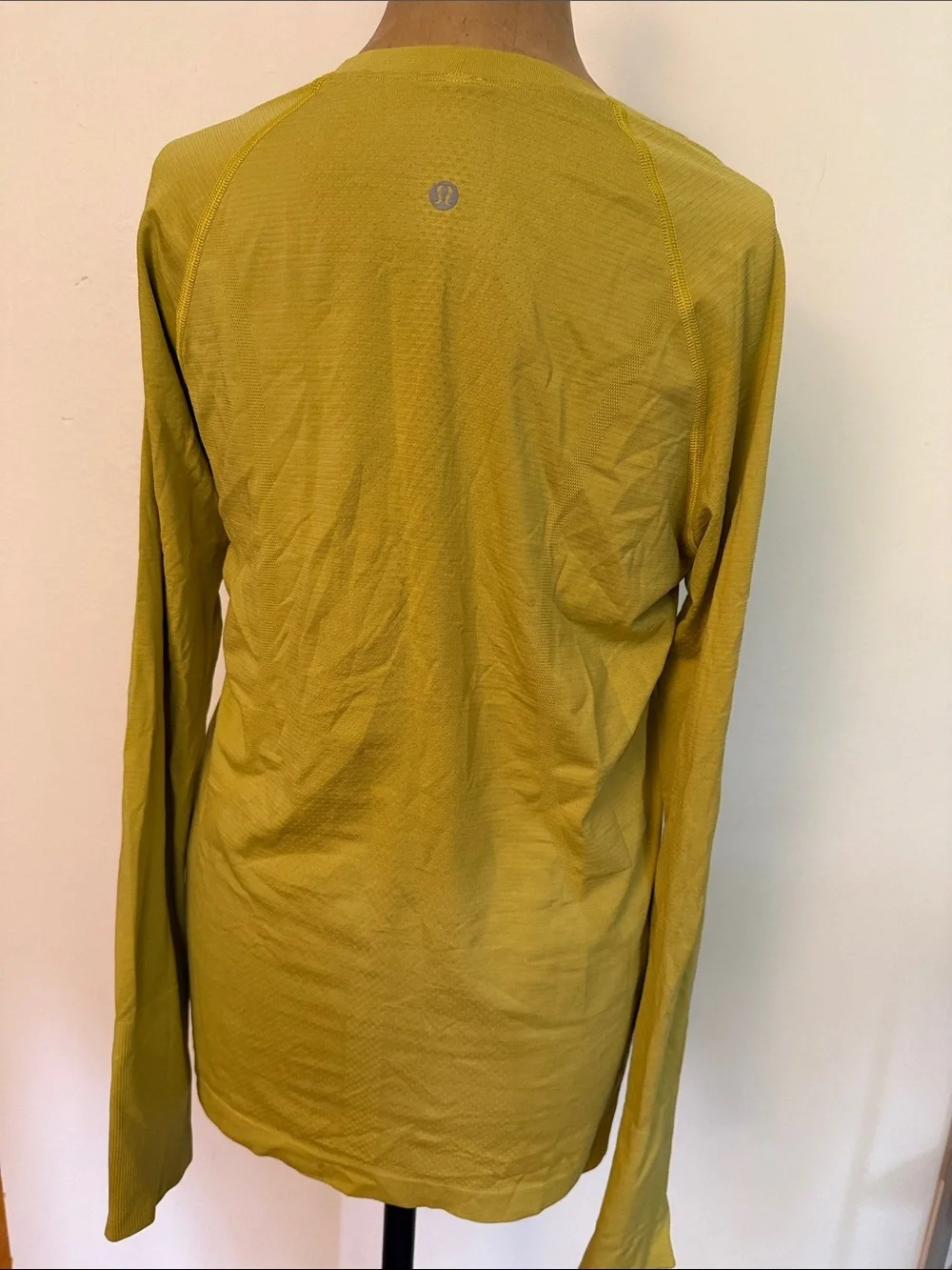 Lululemon sz 10 Swiftly Tech Chartreuse Lightweight Long-Sleeve Top great cond